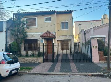 Casa de 4 ambientes, Vicente López · Cómoda y Sólida Casa de 4 Amb. con Quincho, Parrilla y Entrada Auto