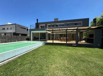 Casa · 160m² · 5 Ambientes · 4 Cocheras · Casa Chalet en Alq. Temporario en Los Pilares, Pilar, G. B. a. Zona Norte