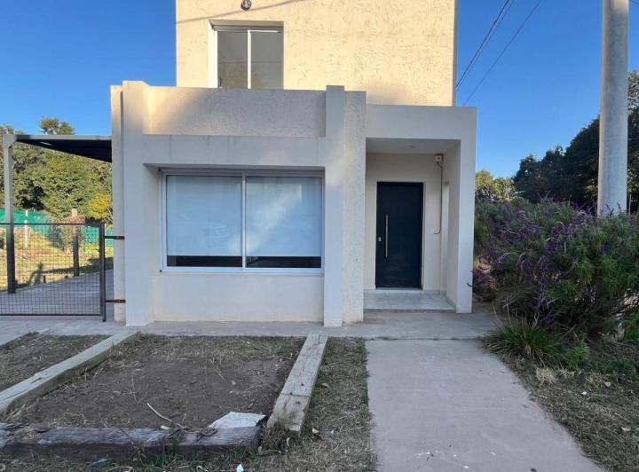 Casa · 1m² · 3 Ambientes · 2 Cocheras
