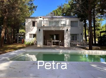 Casa · 200m² · 6 Ambientes · Casa en Venta en Costa Esmeralda. Gas Natural. 4 Habitaciones
