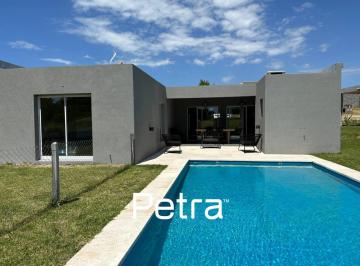 Casa · 145m² · 5 Ambientes · Casa en Venta en Costa Esmeralda 4 Dorm. y Pileta