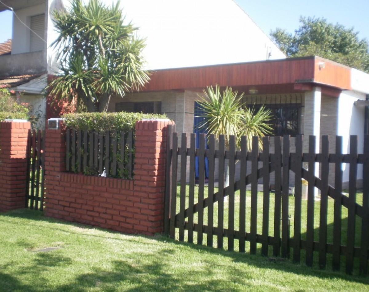 Casa tipo americana, reciclada a nuevo, 3 amb, 90m² con gran parque — Punta Mogotes