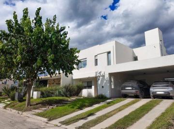 Casa · 210m² · 8 Ambientes · 2 Cocheras · Casa 3 Dorm. - Barrio Tejas 4
