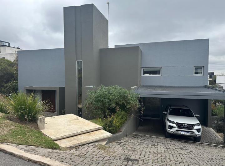 Casa · 400m² · 6 Ambientes · 2 Cocheras