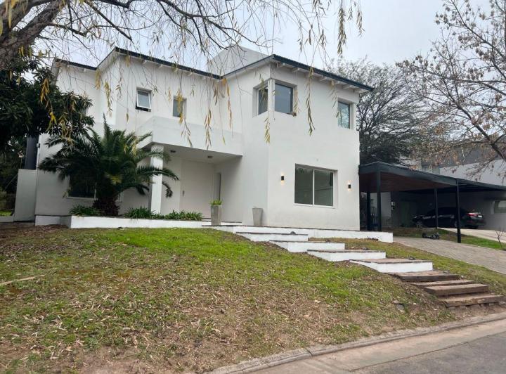 Casa · 300m² · 7 Ambientes · 2 Cocheras