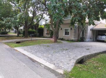 Casa · 176m² · 1 Cochera · Casa en Venta en Los Jazmines, Pilar del Este, Pilar