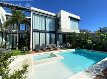 Casa · 252m² · 4 Ambientes · 2 Cocheras · Casa en Venta en Hormigón Visto, con Piscina Climatizada, Detalles de Categoría, Fincas de Hudson