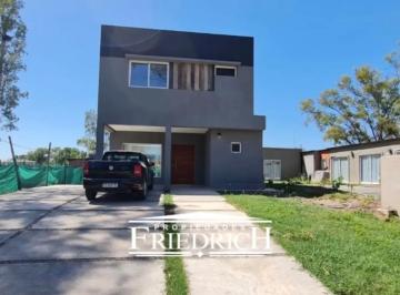 Casa · 135m² · 4 Ambientes · 5 Cocheras · Casa Álvarez del Bosque