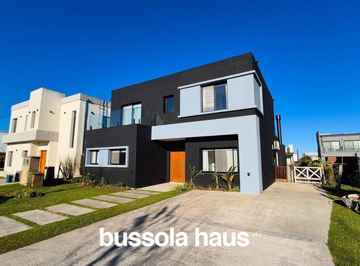 Casa · 174m² · 5 Ambientes · 2 Cocheras