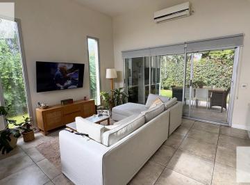 Casa · 130m² · 4 Ambientes · 2 Cocheras · Excelente Propiedad en Venta en Una Planta, con Pileta. Lote Central. Barrio Cerrado El Hornero.