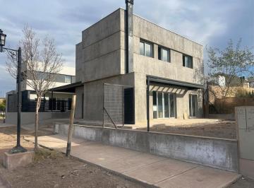 Casa · 160m² · 4 Ambientes · 2 Cocheras · Casa en El Barrio Privado La Bastilla - Regalado Olguín 910 - Las Heras - Mendoza. As Heras