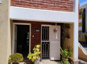Frente sobre calle 4 · Duplex 3 Dorm. con Cochera