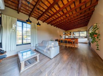 Casa · 70m² · 2 Ambientes · 2 Cocheras · Casa en José Hernández Al 1800