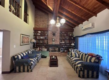 Casa · 175m² · 4 Ambientes · 3 Cocheras · Chalet en Venta Castelar Norte