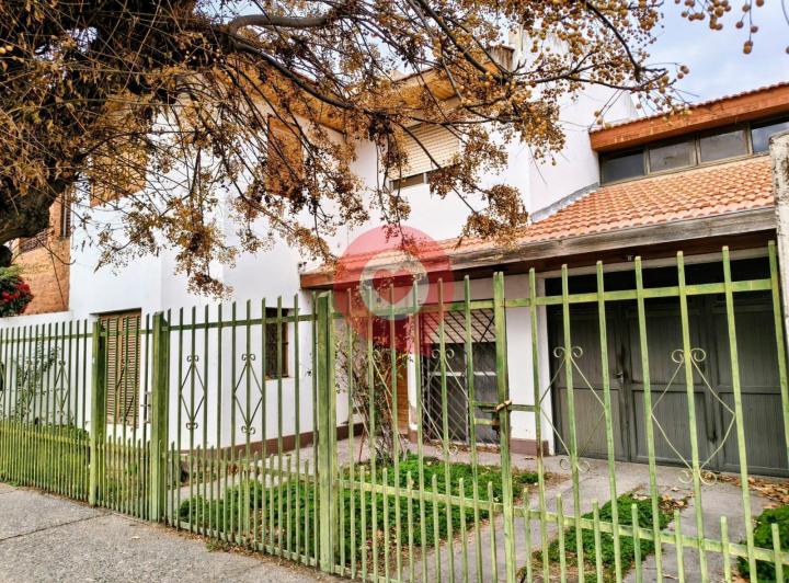Casa · 145m² · 6 Ambientes · 1 Cochera