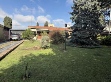 Casa · 129m² · 6 Ambientes · 2 Cocheras · Casa en Alquiler 3dor, Patio, Cochera, en Barrio Poeta Lugones
