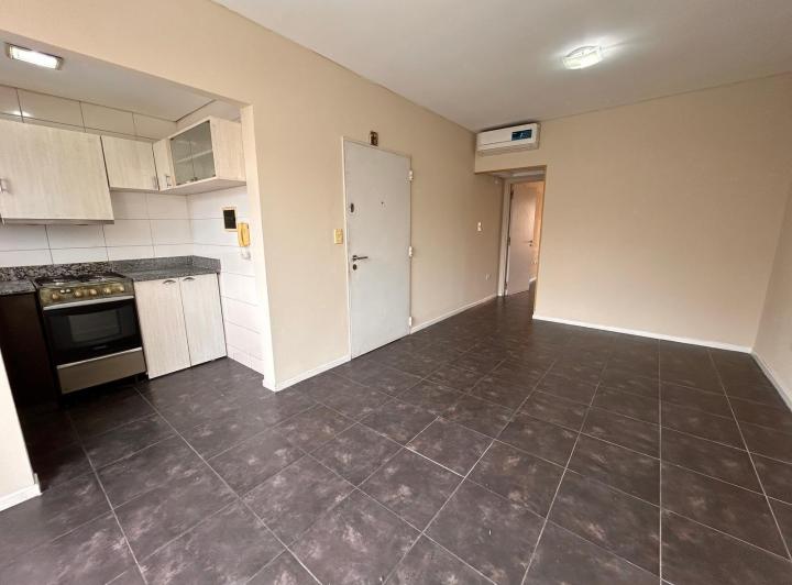 Dpto 2 Ambientes Al Frente con Balcón. Toilette y Baño en Suite en Alquiler en Parque Chacabuco
