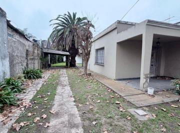 Casa de 4 ambientes, Lomas de Zamora · Venta de Dos Propiedades Sobre Lote de 13x 39 Temperley