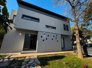 Casa · 150m² · 5 Ambientes · 5 Cocheras · Venta Casa 3 Ambientes Multifamiliar La Plata (Duplex)