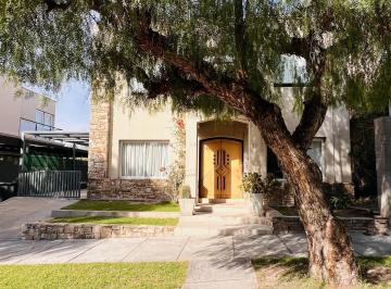 Casa · 230m² · 7 Ambientes · 2 Cocheras · Casa en Venta en Barrio Dalvian