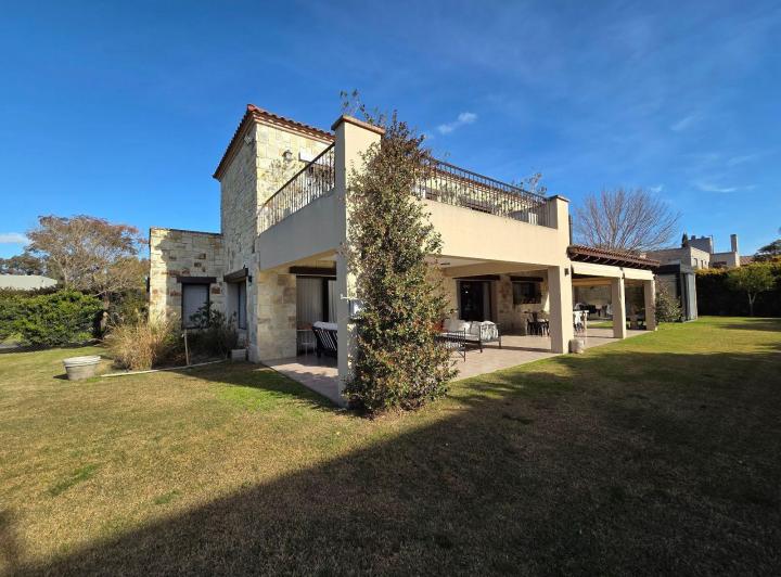 Casa · 330m² · 8 Ambientes · 2 Cocheras