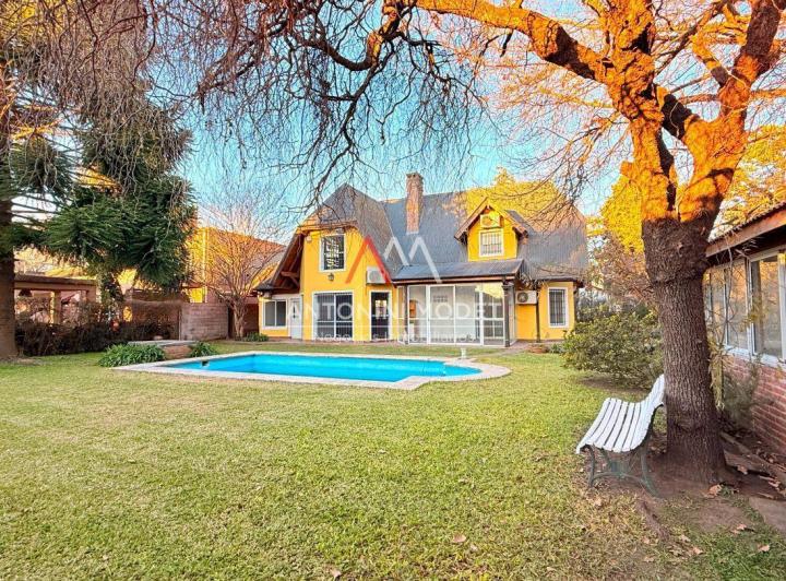 Casa · 227m² · 4 Ambientes · 1 Cochera