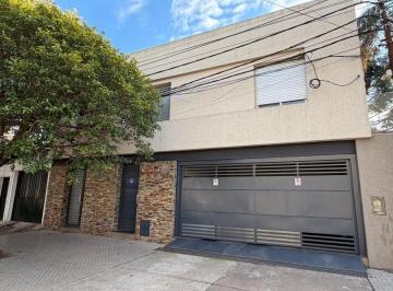 Casa de 8 ambientes, Rosario · Casa de Categoría en Esquina con Cochera Doble, Patio, Piscina y Ambiente Profesional.