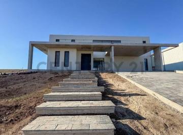 Casa · 367m² · 4 Ambientes · 6 Cocheras · Diseño Contemporáneo, Amplitud y Elegancia en Cada Detalle
