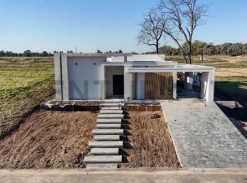 Casa · 399m² · 4 Ambientes · 6 Cocheras · Diseño Contemporáneo, Calidez y Confort en Cada Rincón