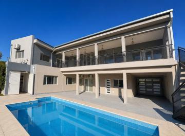 Casa · 800m² · 3 Dormitorios · 1 Cochera · Comahue Golf Club