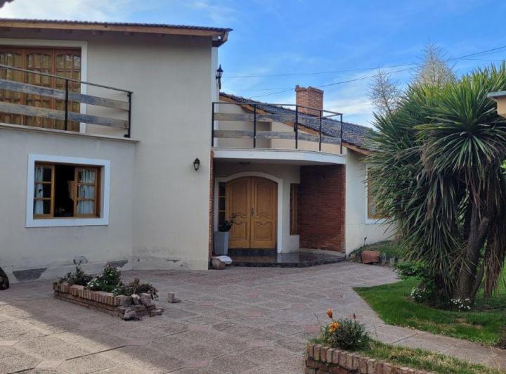 Casa · 332m² · 6 Ambientes · 4 Cocheras