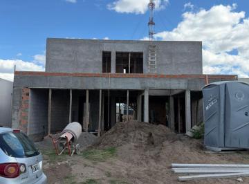 Casa de 9 ambientes, Bahía Blanca · Casa con 4 Habitaciones en Venta en Bahía Blanca