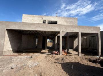 Casa de 9 ambientes, Bahía Blanca · Casa con 4 Habitaciones en Venta en Bahía Blanca