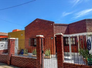 Casa · 79m² · 4 Ambientes · 1 Cochera · Casa de 3 Dorm. en Aldao.