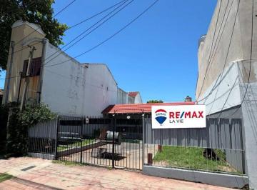 Casa · 132m² · 4 Ambientes · 1 Cochera · Venta de Lote con Casa a Reciclar Berazategui