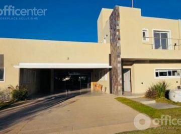 Casa · 245m² · 2 Cocheras · Hermosa Casa en Venta en Barrio Privado La Morada - 641 m² Terreno