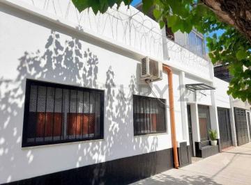 PH · 211m² · 4 Ambientes · 2 Cocheras · Venta/permuta PH Tipo Casa 4 Amb C/ Cochera y Quincho. Caseros
