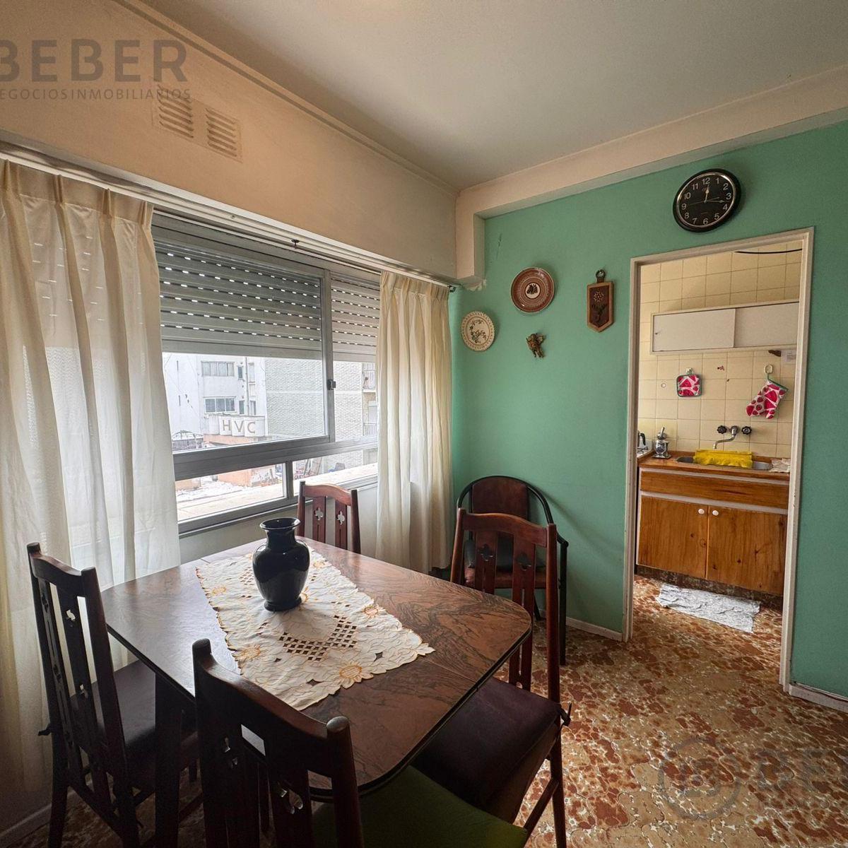 Departamento de un ambiente al frente, con baulera. Excelente zona. Tucuman casi Falucho