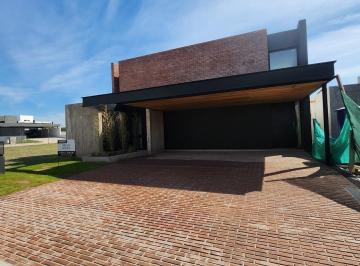 Casa · 180m² · 6 Ambientes · 2 Cocheras · Casa a La Venta en Distrito Sur - M²9 - L28 - Terreno 360 m - Cubiertos 180 m