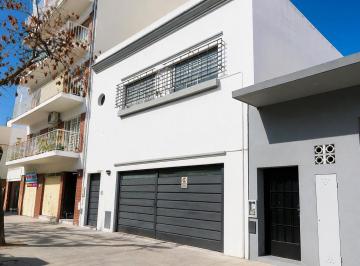 Casa · 330m² · 8 Ambientes · 2 Cocheras · Casa con Jardín y Cochera Doble en Agronomía