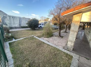 Casa · 232m² · 8 Ambientes · 2 Cocheras · Venta Chalet de 4 Dorm. con 1.000 m² a Reciclar
