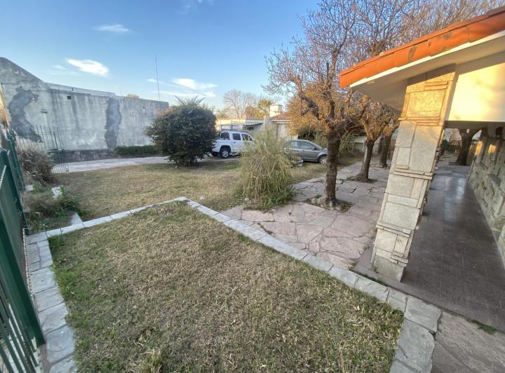 Casa · 232m² · 8 Ambientes · 2 Cocheras