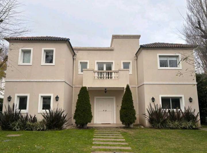 Casa · 280m² · 3 Dormitorios