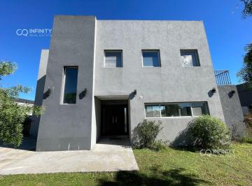 Casa · 191m² · 5 Ambientes · 1 Cochera · Casa en San Sebastian