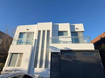Casa · 250m² · 6 Ambientes · 4 Cocheras · Casa en Dos Plantas, 6 Ambientes en Venta - Barrio Privado Los Troncos