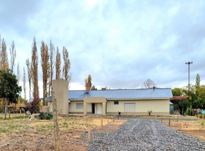 Casa · 3300m² · 6 Ambientes · 2 Cocheras