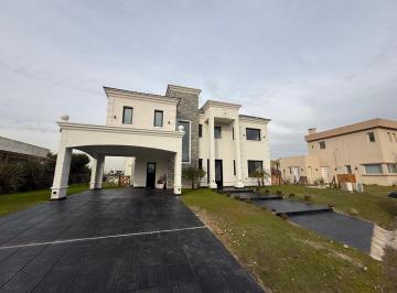 Casa · 198m² · 5 Ambientes · 1 Cochera · Venta - Casa - Cinco Ambientes - Cayegoria - Parrilla - Pileta - Balcon Aterrazado - Lagos de Canning