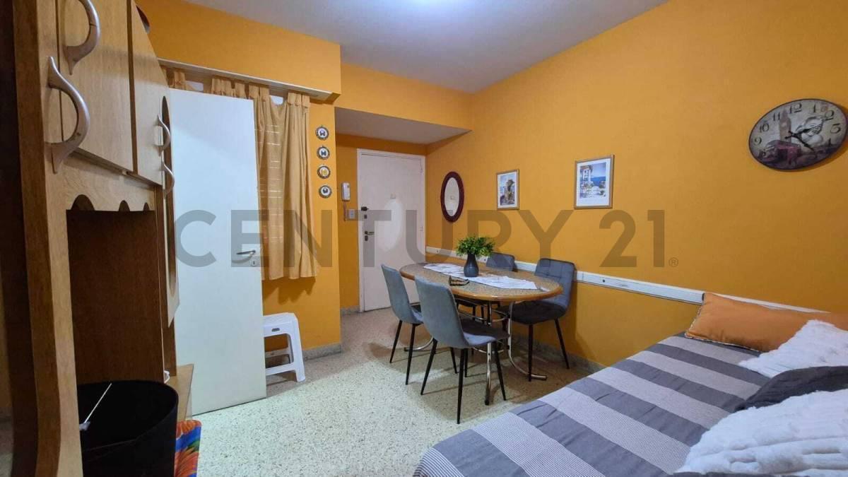 Depto 2 amb, 64m² amoblado con patio interno — Centro