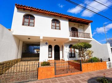 Casa · 300m² · 5 Ambientes · 1 Cochera · Casa - Cipolletti