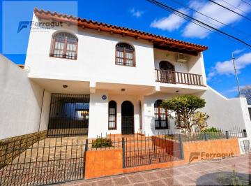 Casa · 300m² · 5 Ambientes · 3 Cocheras · Casa - Cipolletti